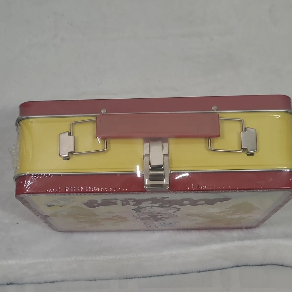 Vintage Betty Boop Red and Yellow Kids Lunch Box With DVDS Inside. - Picture 2 of 7